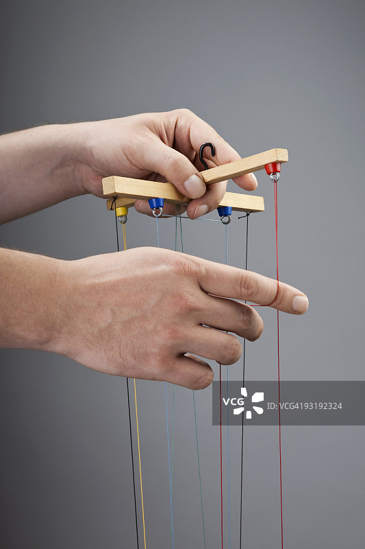 双手操控木偶图片素材