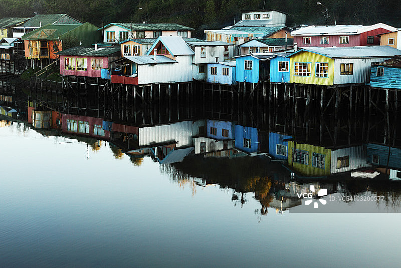 建在水上的高跷房屋图片素材