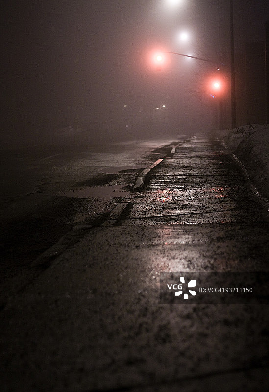 夜晚人行道和红色路灯图片素材
