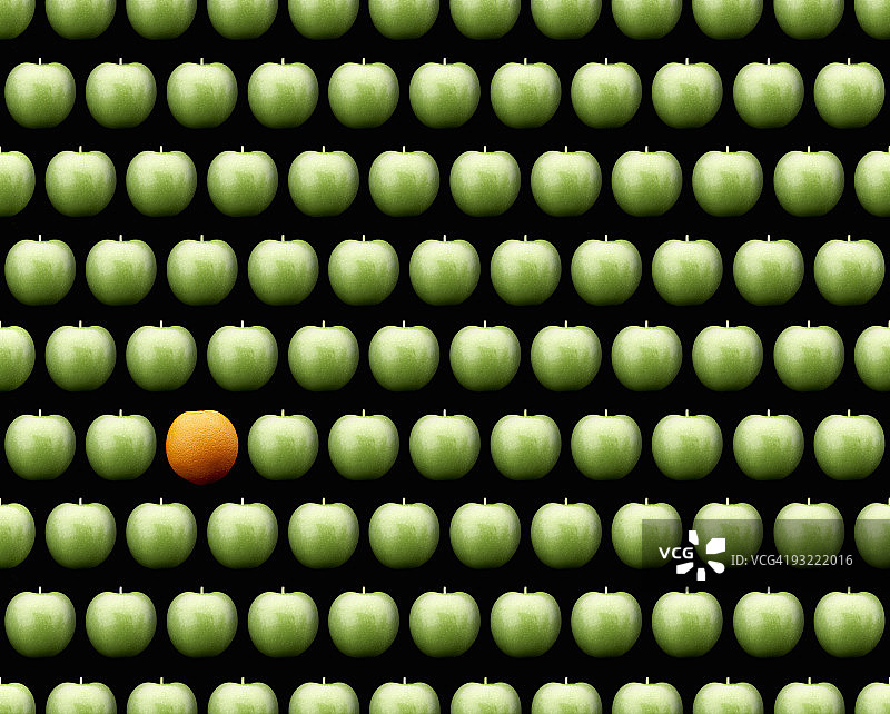 黑背景上的澳洲青苹和橙子图片素材