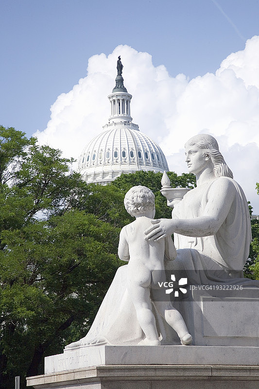 前景中的雕像与美国国会大厦图片素材