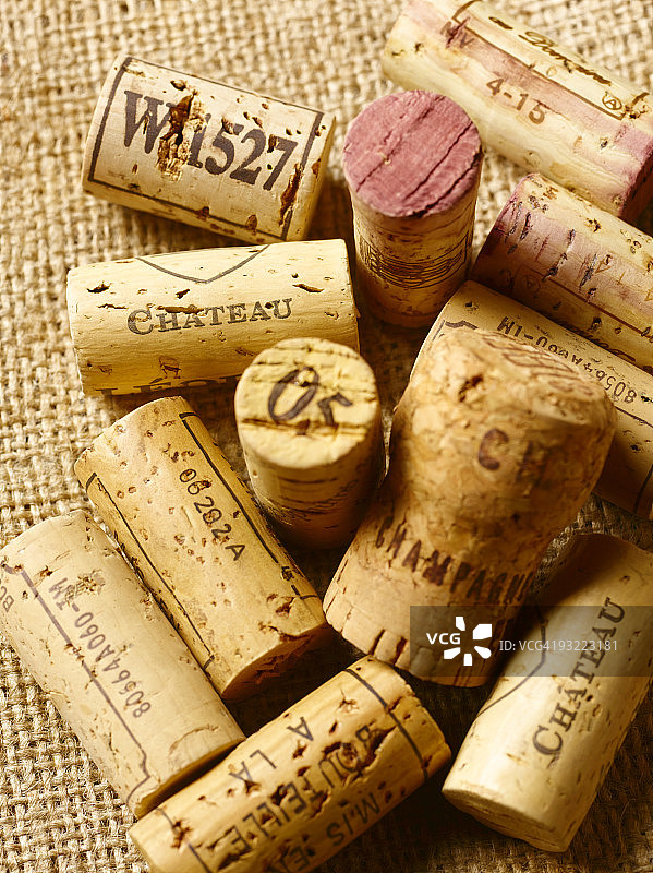 什锦红酒软木塞粗麻布背景图片素材
