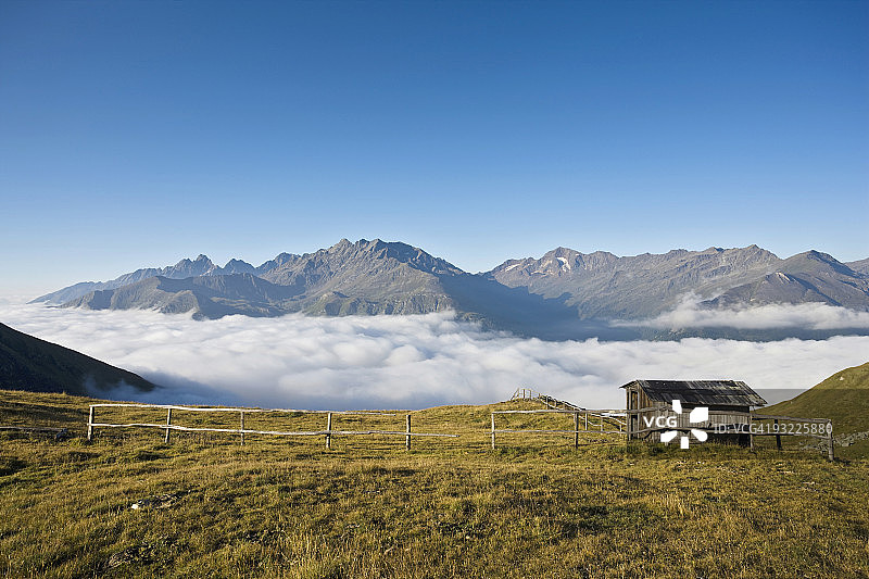 奥地利大格洛克纳山山景小屋和云彩图片素材