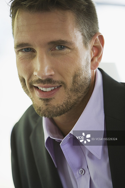微笑的商务男人特写肖像图片素材