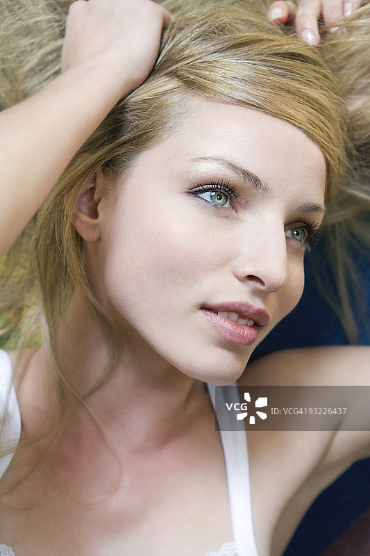 年轻女人的高角度肖像图片素材