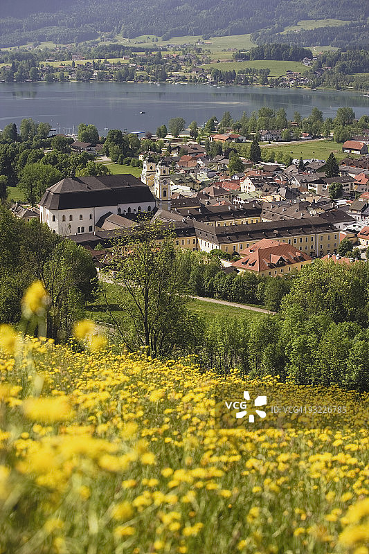 奥地利萨尔茨卡默古特：蒙德塞村庄和湖泊图片素材