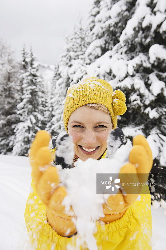 意大利南蒂罗尔 年轻女子玩雪的肖像图片素材