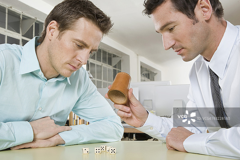 德国慕尼黑办公室里掷骰子的商人侧视图图片素材