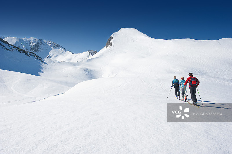 奥地利萨尔茨堡州：山间三人越野滑雪图片素材