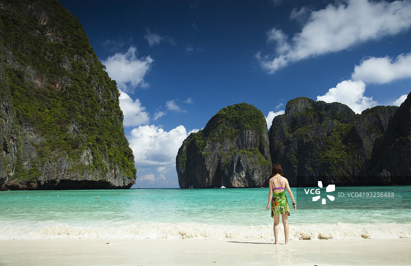 在玛雅湾度假的女孩图片素材