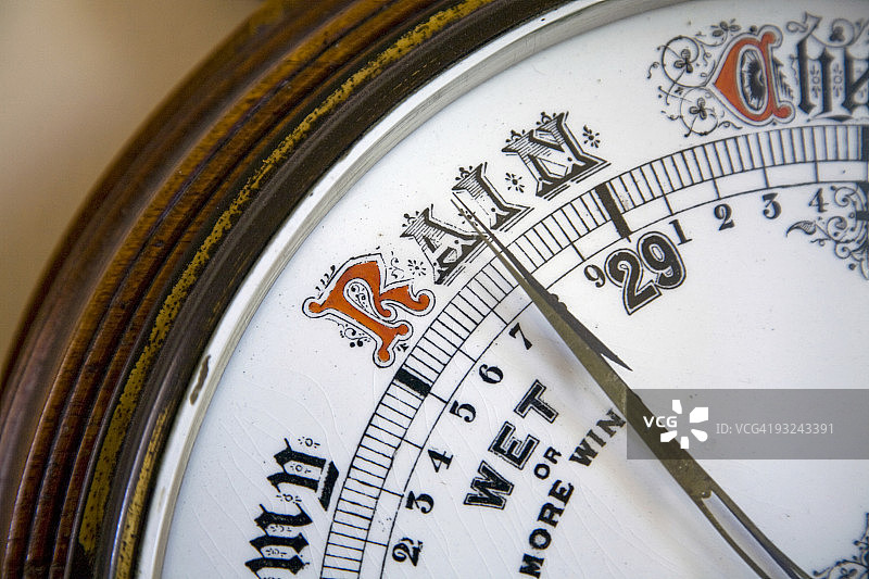 指向下雨的老式气压计图片素材