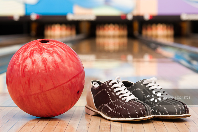 球道上的保龄球和球鞋图片素材