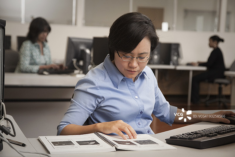 混血女人在电脑前工作图片素材