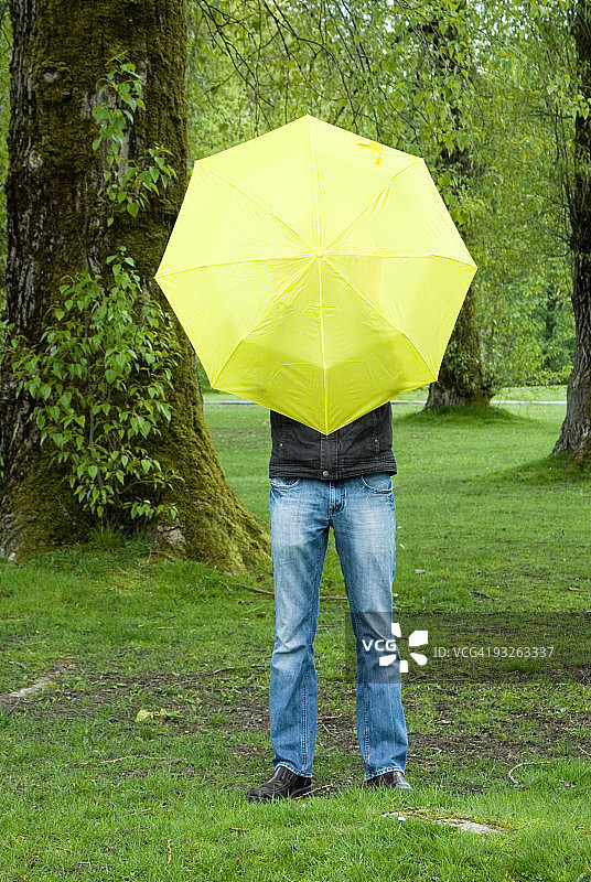 躲在雨伞后面图片素材