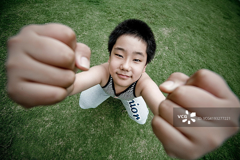 孩子做出握拳的姿势图片素材