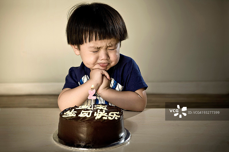 拿着生日蛋糕的孩子图片素材