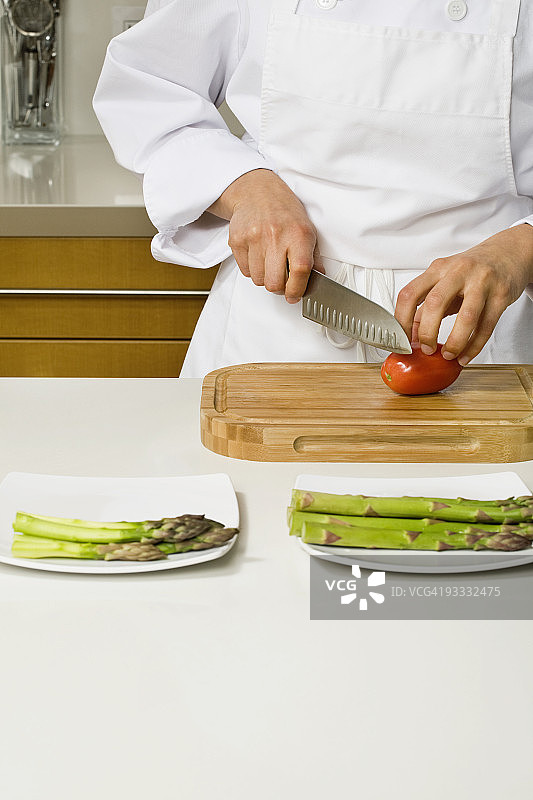 厨师在砧板上切番茄图片素材