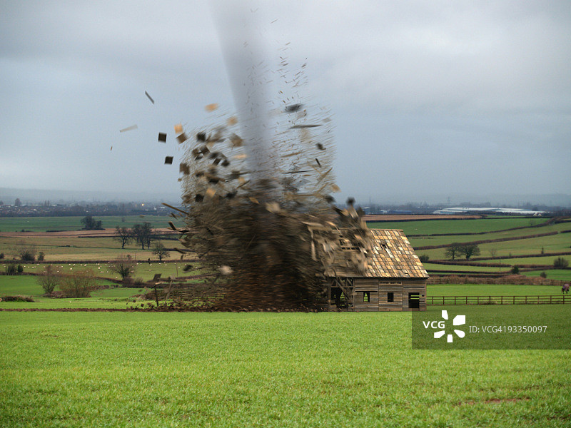 龙卷风摧毁谷仓图片素材