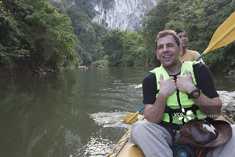 两个男人在泰国索河上划皮划艇图片素材