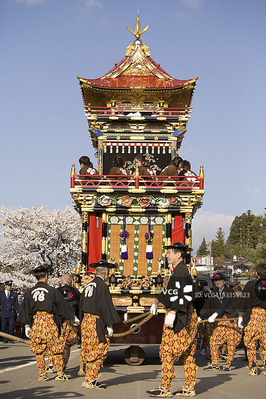 男子拉着精美的节日花车图片素材