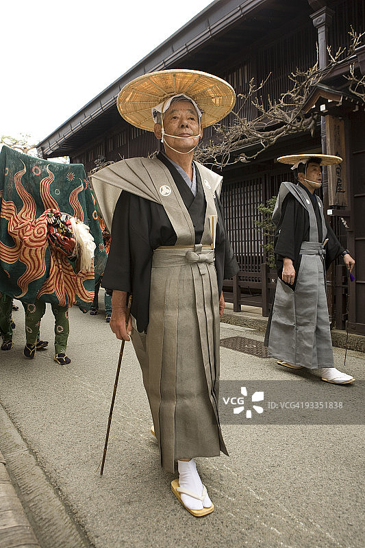 在贡君科游行中戴着传统帽子老人图片素材