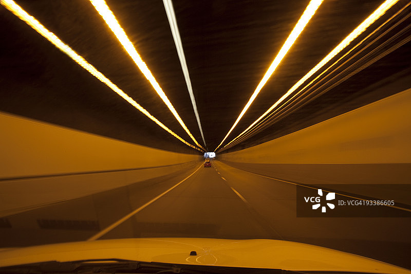 在公路隧道中驾驶，前进的道路图片素材