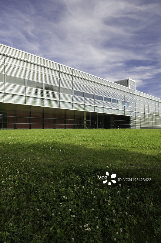 绿色草地上的现代建筑II图片素材