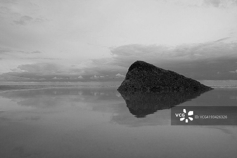 湿沙中倒映着巨石图片素材