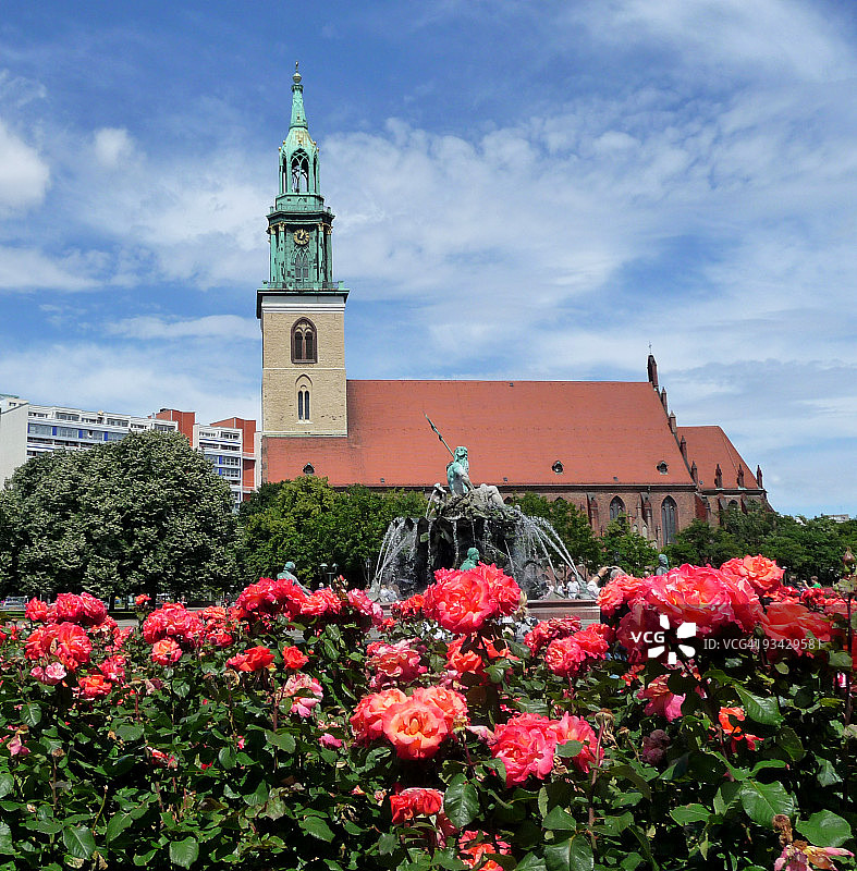 带有红色鲜花的圣玛丽教堂图片素材
