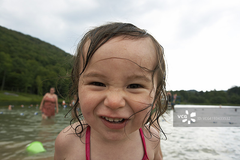 幼儿在湖边做鬼脸图片素材
