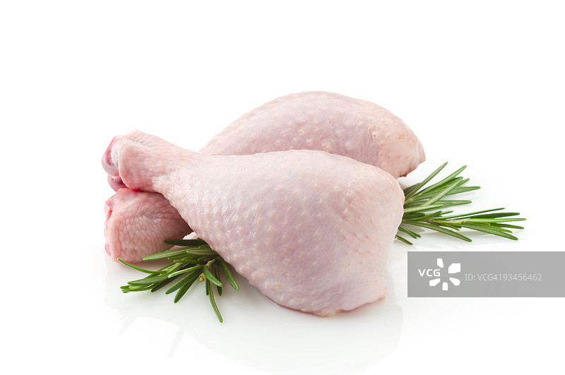 白色背景上的两条生鸡腿图片素材