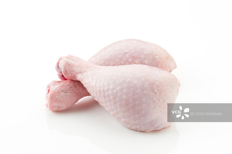 带皮生鸡腿交叉摆放图片素材