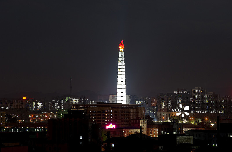 平壤主体思想塔夜景图片素材