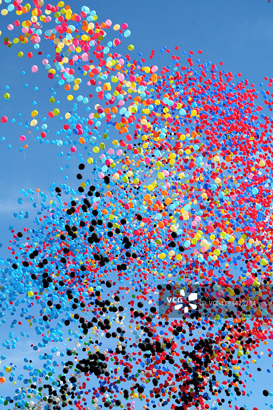 蓝天下五彩派对气球庆祝图片素材