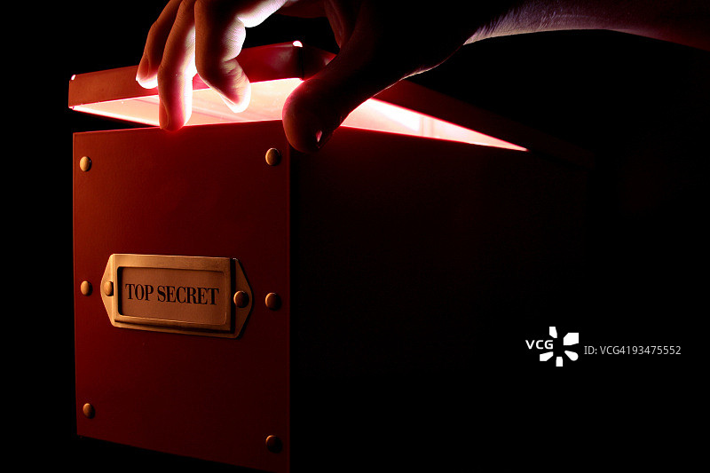 在黑暗中打开盒子的手图片素材