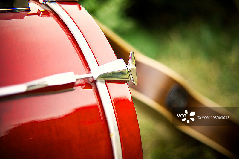 红色低音鼓和原声吉他局部图片素材