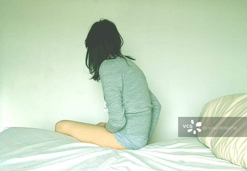 在床上的女人图片素材