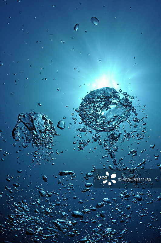 水下视角：向上移动的泡泡图片素材
