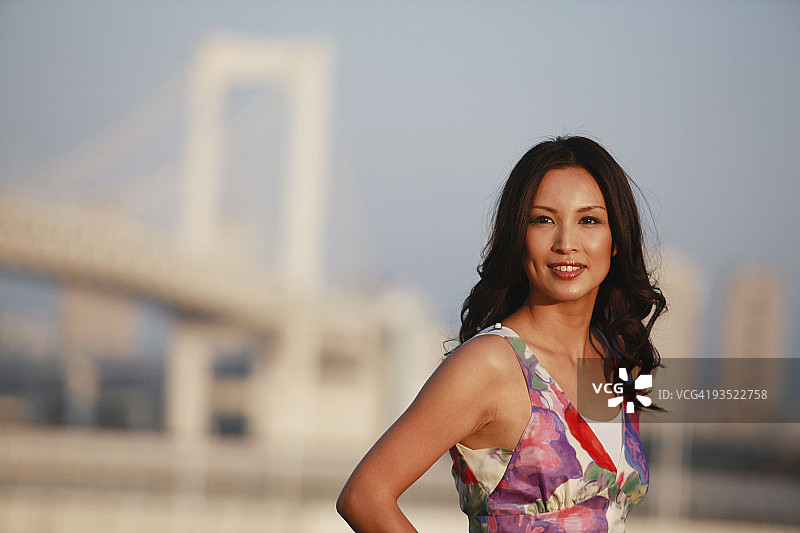站在桥前的亚洲女人图片素材