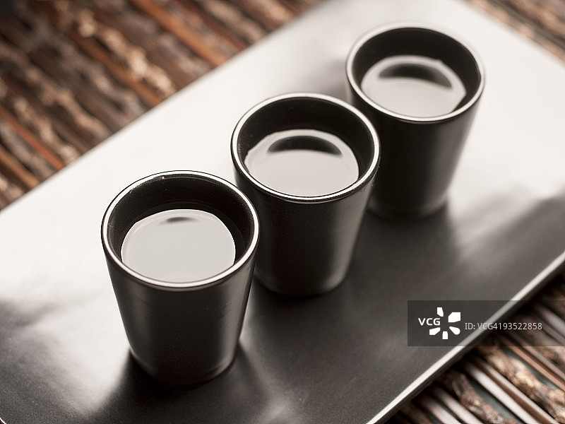 黑色托盘上的清酒图片素材