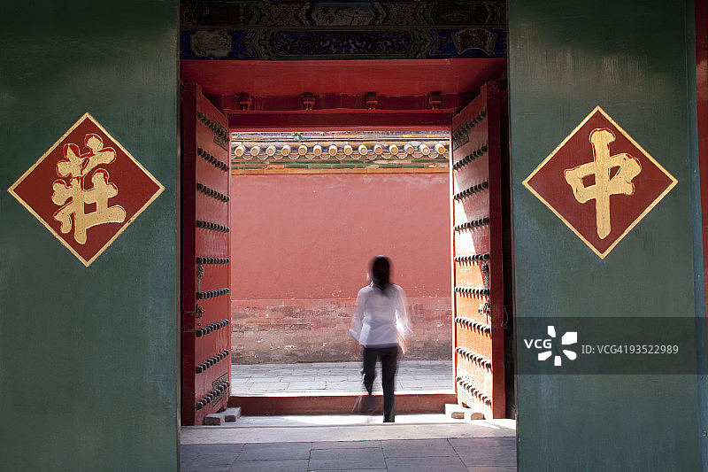 女性穿过门口图片素材