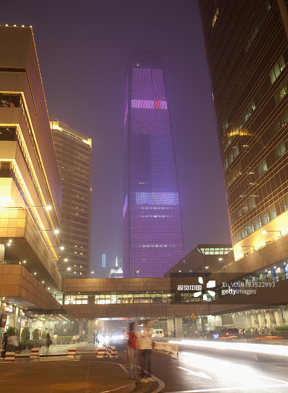 黄昏时分的巨型办公楼图片素材