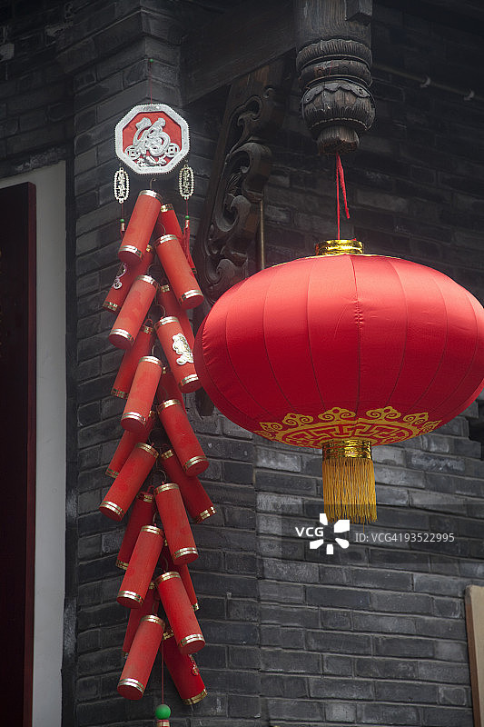 中式灯笼和仿真烟花装饰图片素材