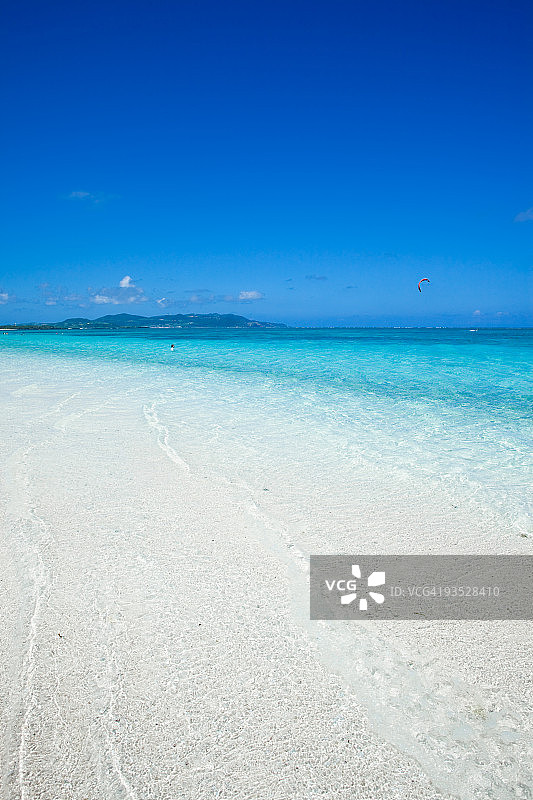 冲绳白色沙滩上的平静清澈海水图片素材