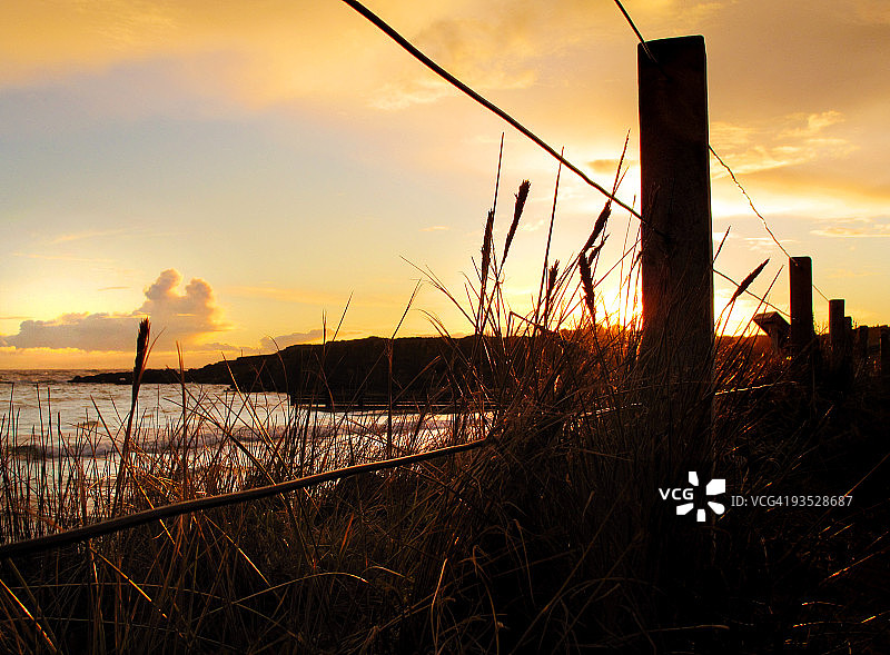 日落时分的栅栏轮廓图片素材