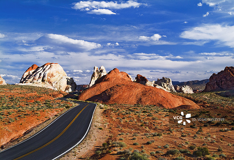 通往白色穹顶的路图片素材