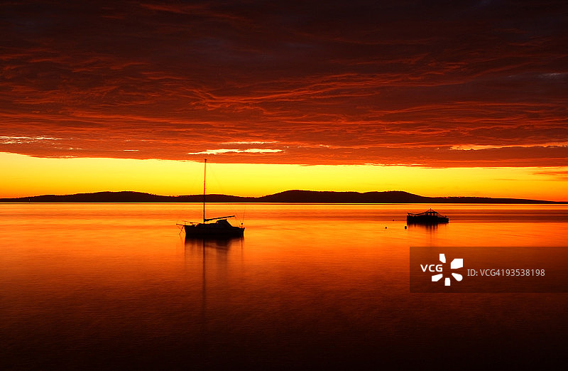 黎明时分的木船图片素材