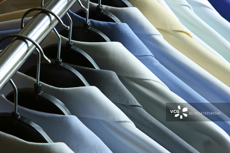 挂在衣架上的衬衫-干洗店或洗衣店图片素材