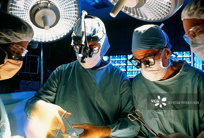 医疗团队进行显微外科手术（动态模糊）图片素材