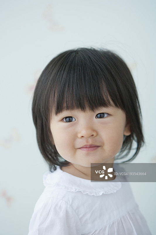 微笑看向远方的日本女孩图片素材